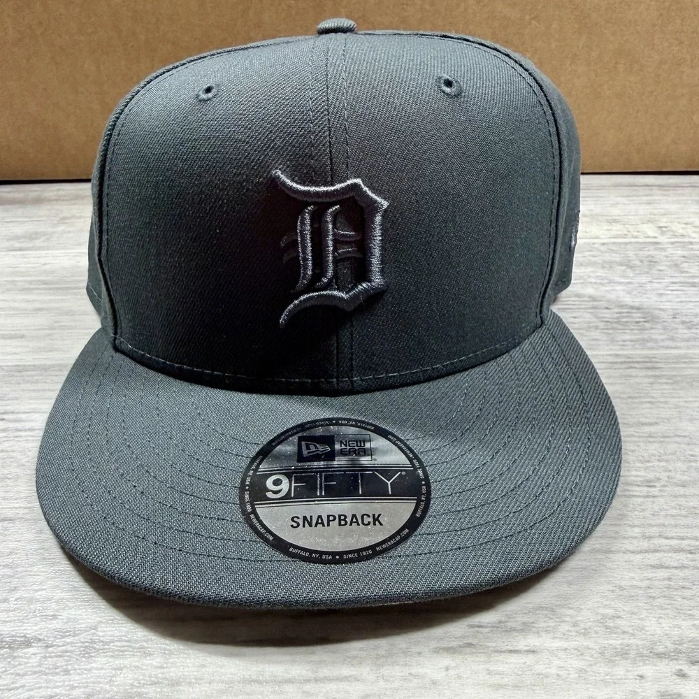 Detroit Tigers New Era Black on Black 9FIFTY Snapback Hat Embroidered‎ MLB New